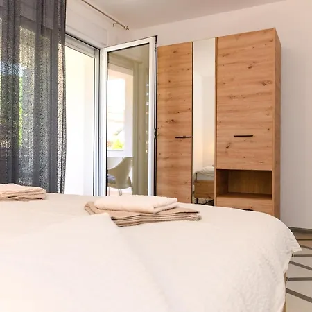 Apartment N&p *
